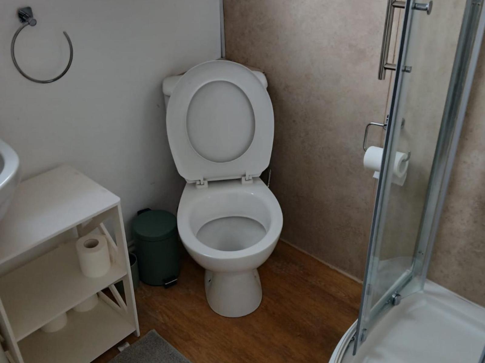 Проживание в семье Alex, Mornflake, Train Station, M6, Parking, Professional Кру